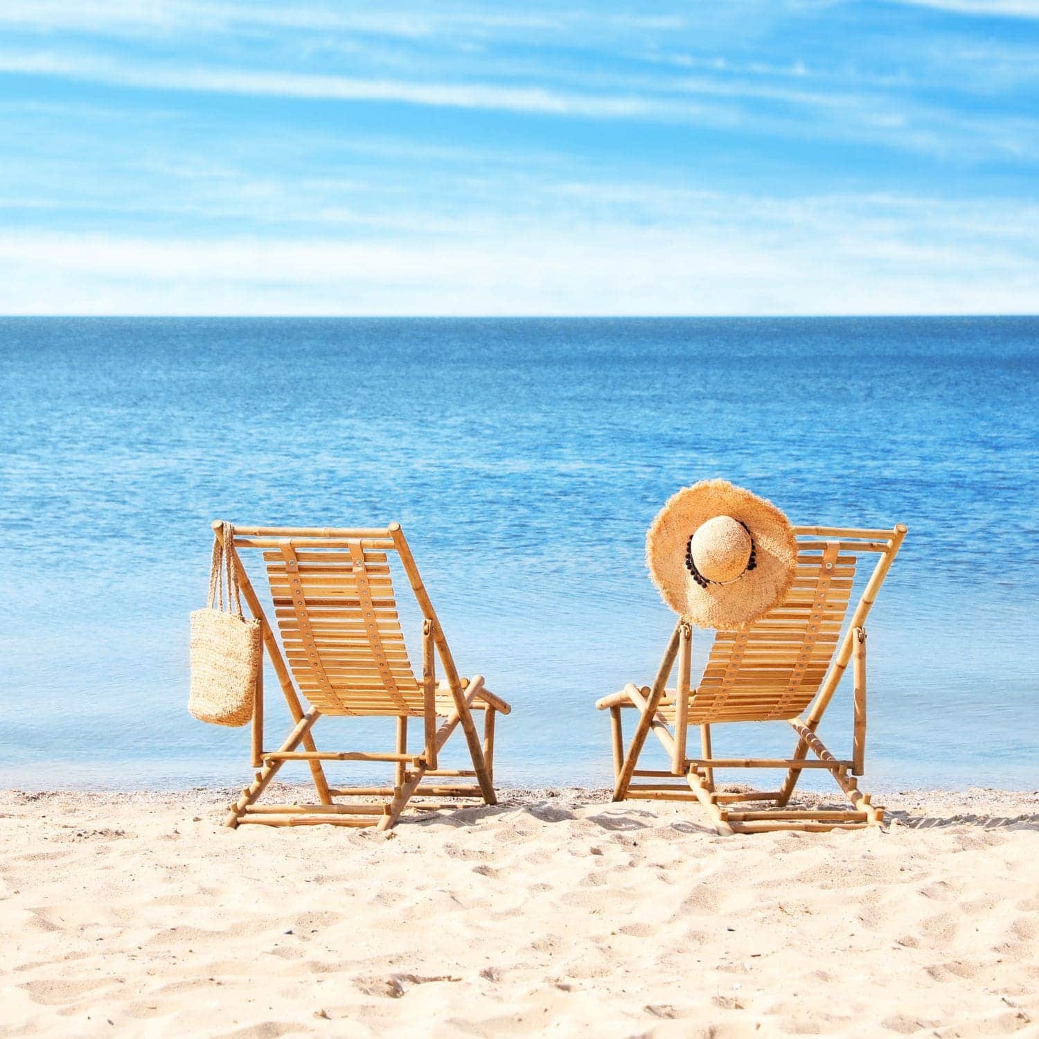 Plaża w Sarbinowie — leżaki przy morzu