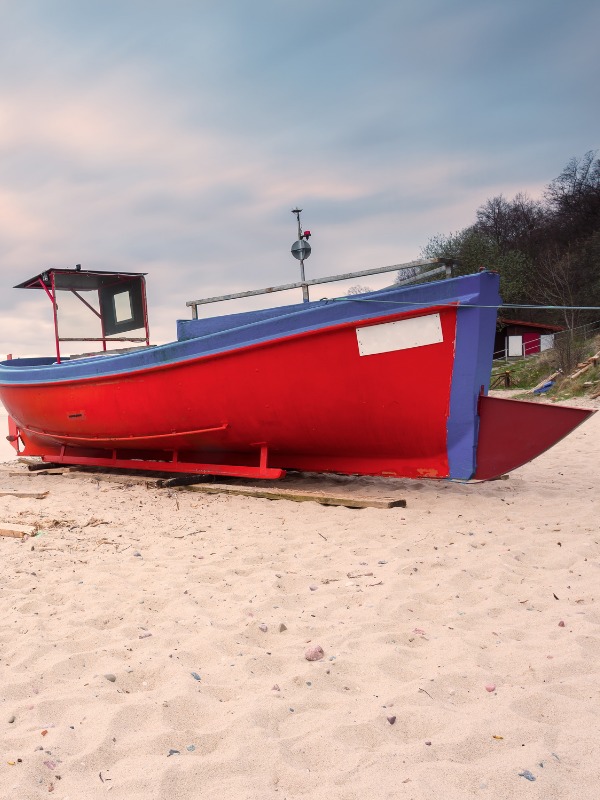 Kuter na plaży w wiosce rybackiej